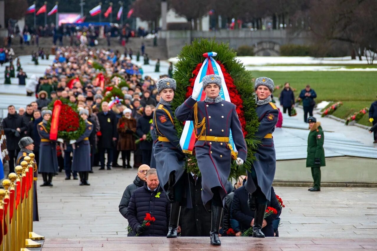 27 Января возложение венков Пискаревское кладбище СПБ 2023. Возложение венков на Пискаревском кладбище 2023. Возложение венков на Пискаревском кладбище 2022. Возложение венков на Пискаревском кладбище 27 января 2023. Петербург 27 февраля 2024 года