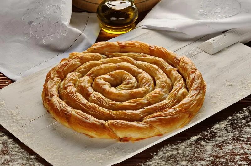 несладкие пироги из слоеного теста. греческая улитка со шпинатом. слоеный пирог улитка с фаршем. пирог улитка. мясной пирог улитка.