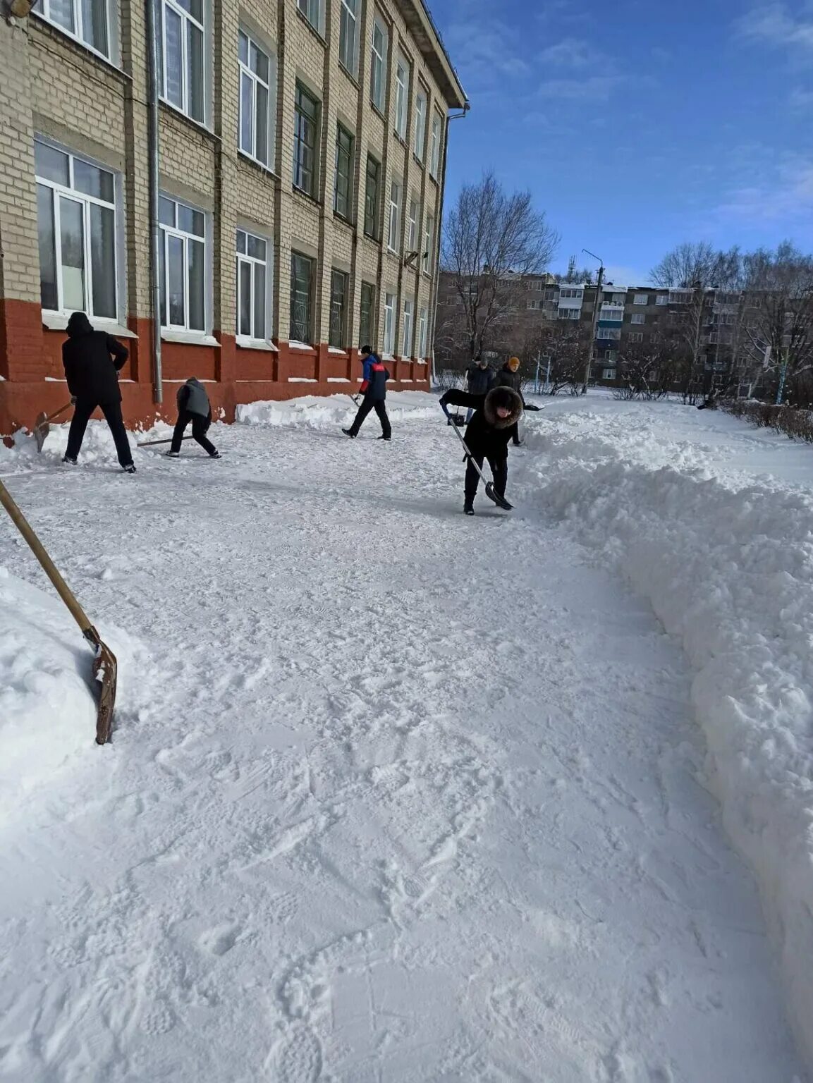 Школа 12 сызрань. Снежная школа. Заснеженная школа. Снежка в школе. Северное Снежное школа.