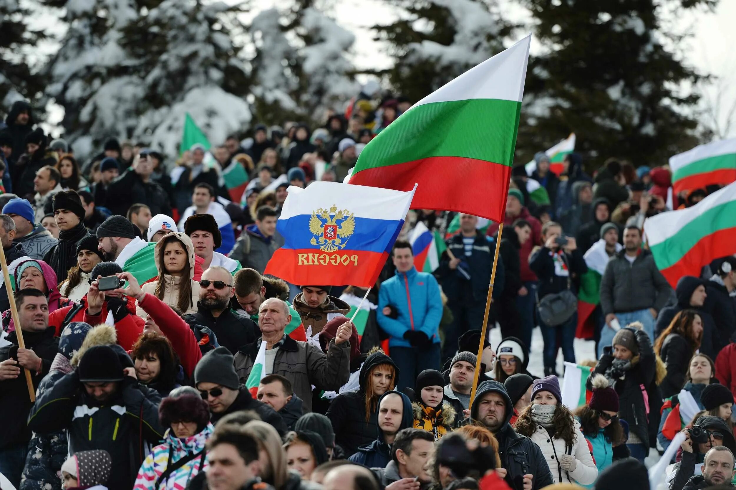 Национальное движение республика. Болгария Шипка российские флаги. Русофилы Болгария Лидер. Болгария и Россия Дружба. Пророссийские митинги в Болгарии.