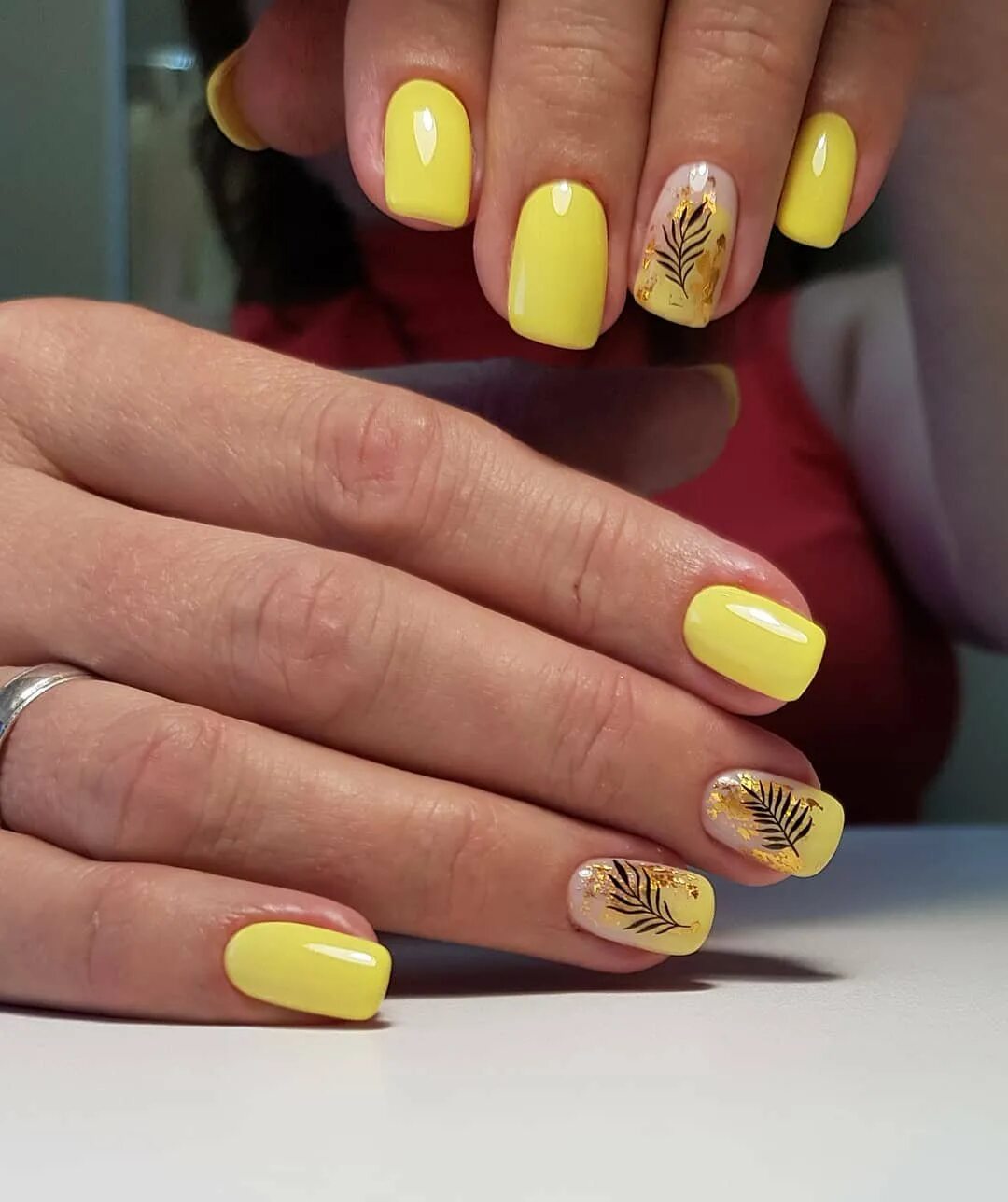 Дизайны желтых маникюр ногтей. Желтый маникюр. Маникюр с жёлтым цветом. Жёлтый маникюр на короткие ногти. Маникюр в горчичных тонах.