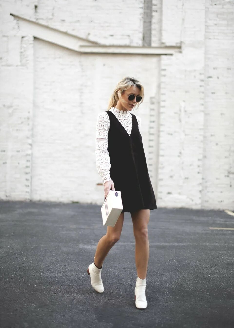 Белое платье с черными ботинками. Черное платье с белыми ботинками. Черное платье с ботинками. Стрит стайл с белыми ботильонами. Черное платье с белыми ботинками.