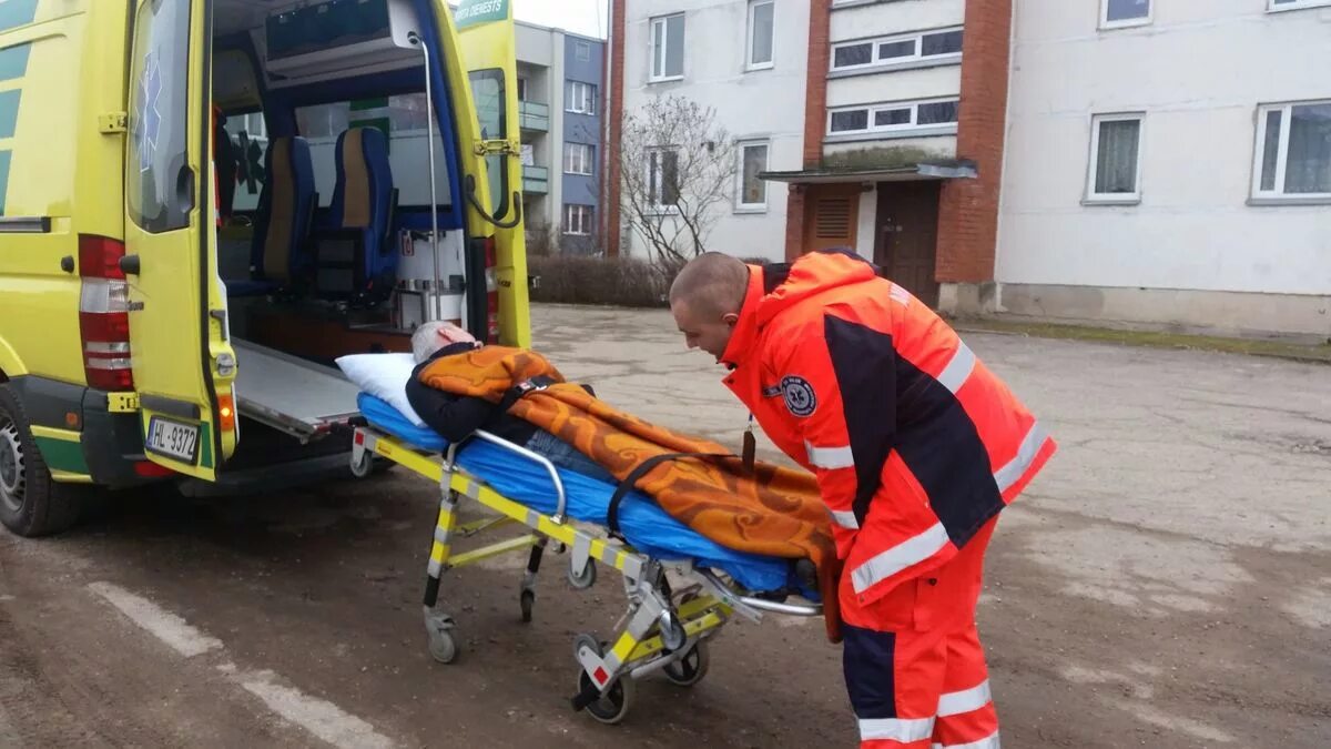 Перевозка больных по области недорого. Спецтранспорт для лежачих больных. Перевозка тяжелых больных. Перемещение лежачих больных. Перевозка в медицинские организации.