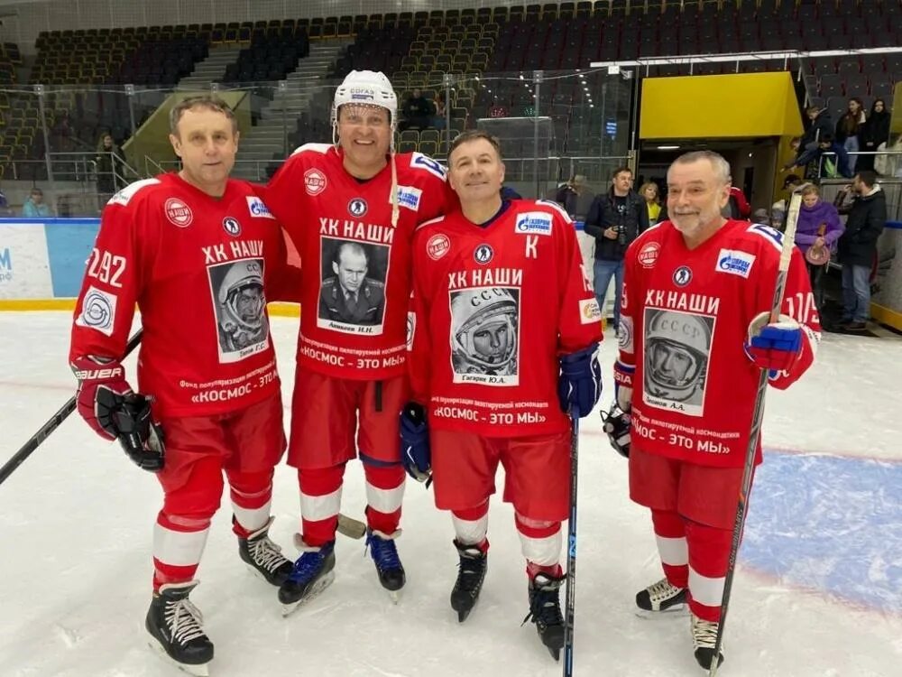 Русские хоккеисты. Лед хоккей. Хоккеисты СССР. Красные звезды хоккейная команда. Товарищеские матчи по хоккею