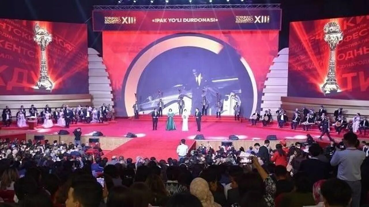 Фестиваль жемчужина шелкового пути в ташкенте 2022. Жемчужина шелкового пути. Ташкентский международный кинофестиваль «жемчужина шелкового пути». Красная дорожка. Заставка кинофестиваля жемчужина шёлкового пути.