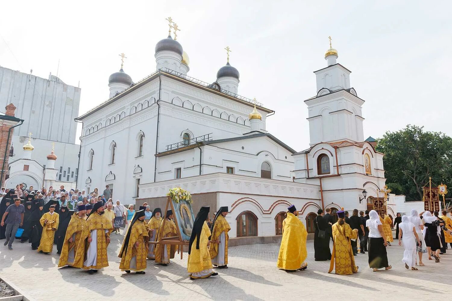 Смолклуб смоленск. Спасский монастырь Ульяновск. Симбирский Спасский женский монастырь Ульяновск. Ульяновск монастырь в центре города. Смоленский женский монастырь.