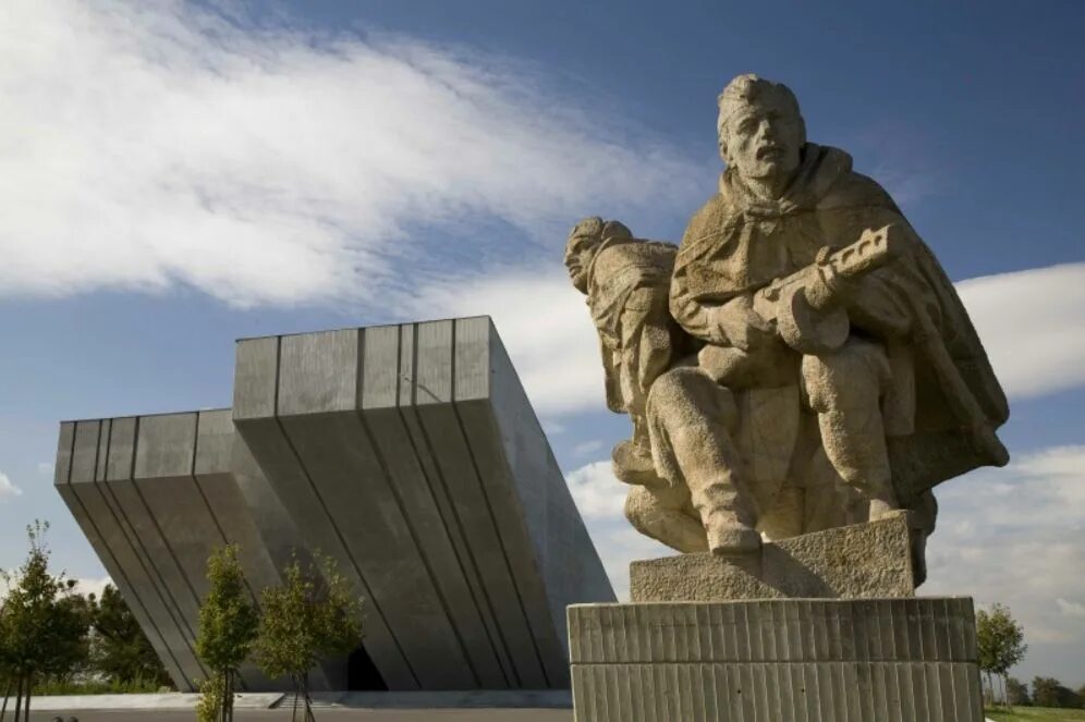 Какие есть военные памятники. Мемориал 1 мировой войны в Венгрии. Мемориал освободителям Белграда. Мемориалы в Европе второй мировой войны. Мемориал 2 мировой войны.
