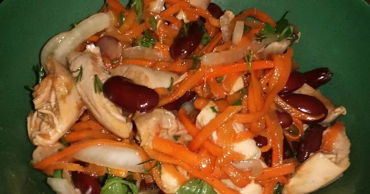 салат фасоль корейская морковь курица сухарики. салат курица морковь фасоль сыр. салат из моркови фасоли и курицы. салат с фасолью и сухариками и курицей. салат с колбасой и морковью по-корейски с кукурузой.