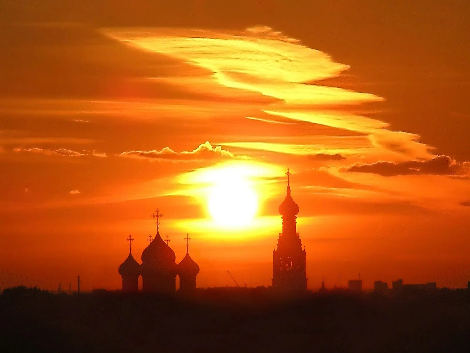 Храм на закате. Рассвет над Церковью. Восход над храмом. Храм на рассвете.