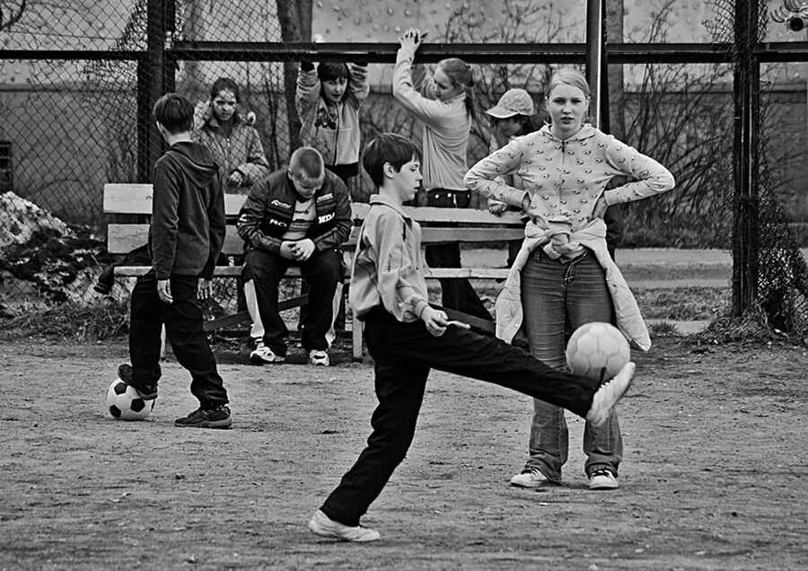 Дворовый футбол СССР. Футбол во дворе СССР. Советские дети футбол во дворе. Дворовые игры нашего детства. Игры 20 24 года