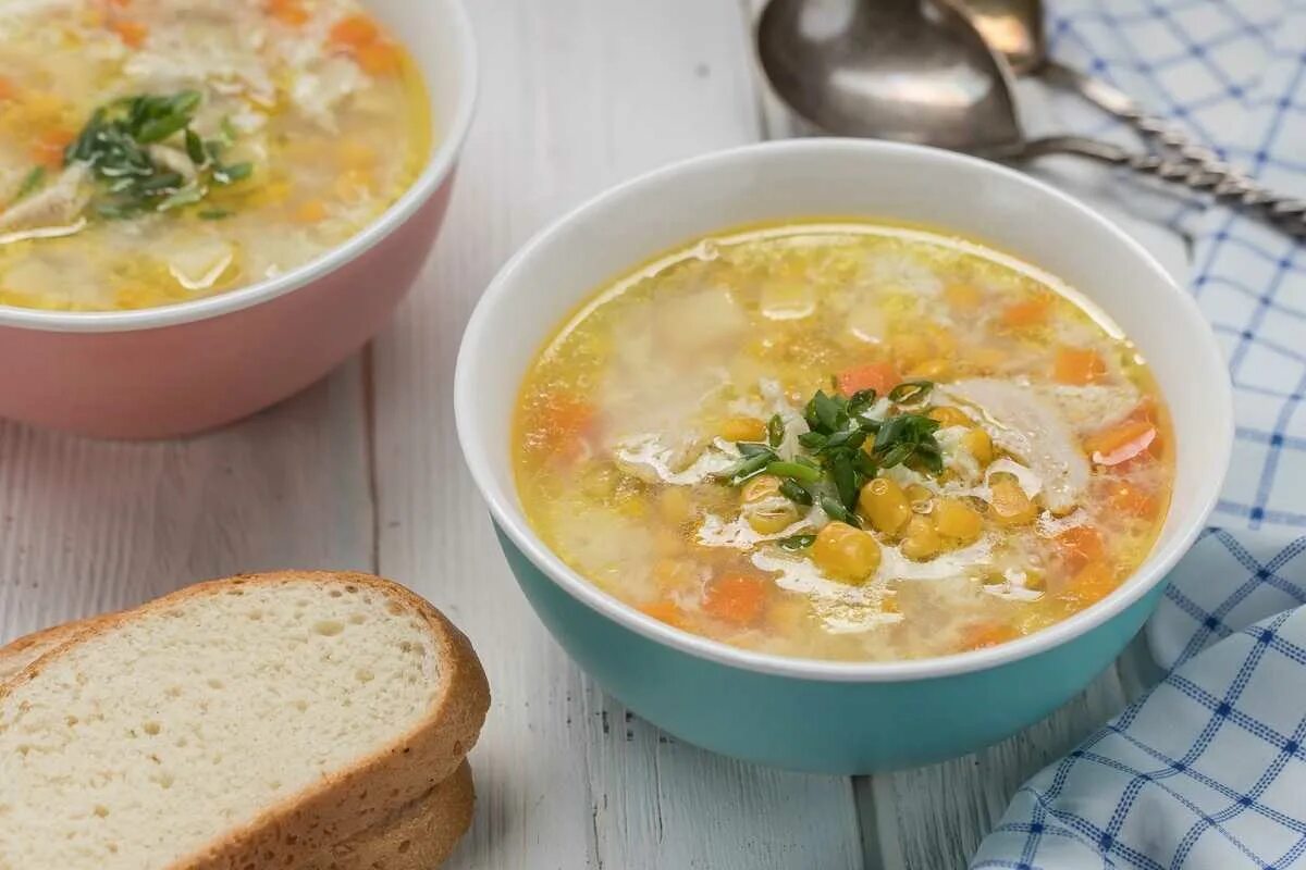 Куриный суп. Куриный суп с кукурузой. Суп с курицей и кукурузой. Яичный суп.
