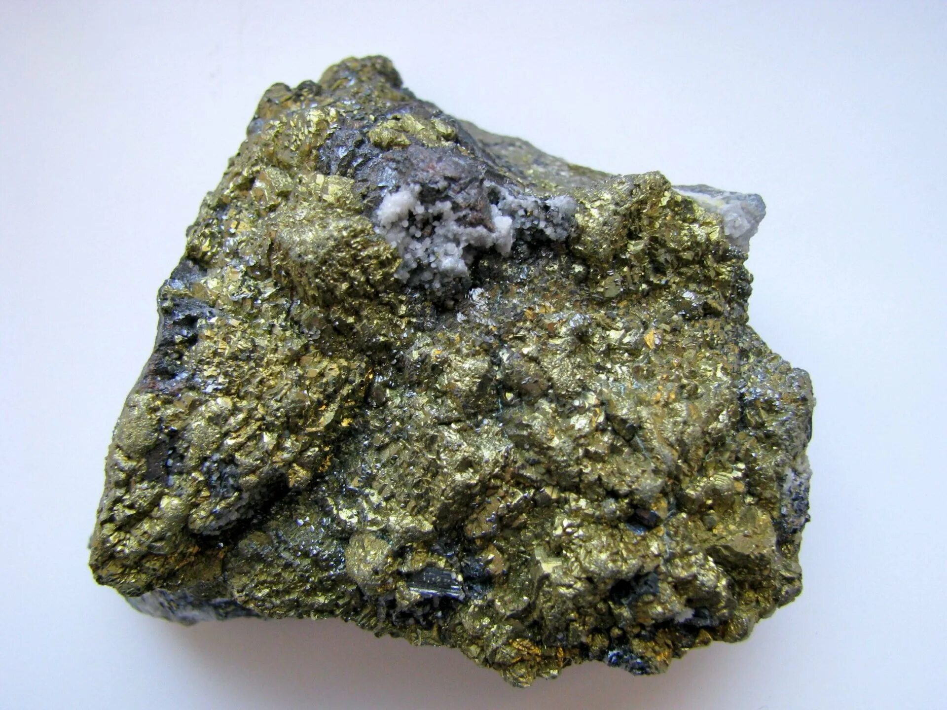 Руды содержащие металл. Пирит Железный Колчедан минерал. Минералы магнетит Фосфорит. Сульфидные руды меди. Медный Колчедан пирит.