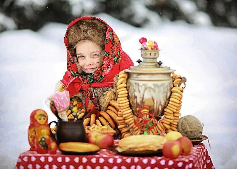 Девушка с самоваром. Фотосессия на Масленицу детей. Фотосессия Масленица детская. Фотопроект Масленица. Масленица фотосессия.