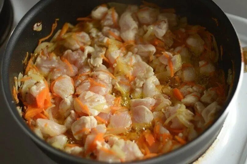 Куриное филе гуляш. Куриный гуляш с подливкой. Подливка с курицей и грибами. Гуляш из курицы рецепт в сковороде. Гуляш из курицы.