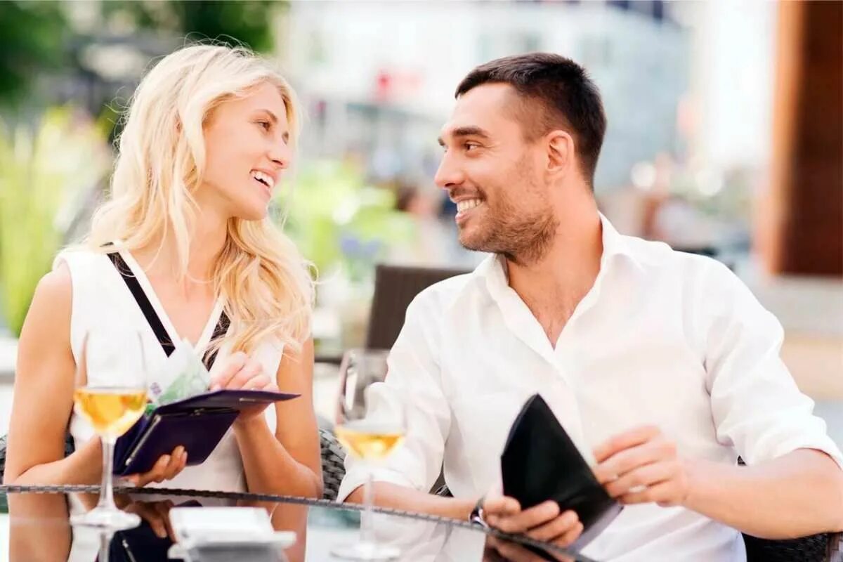 Женщина платит за мужика в ресторане. Dating Phone. Муж расплатился женой русский