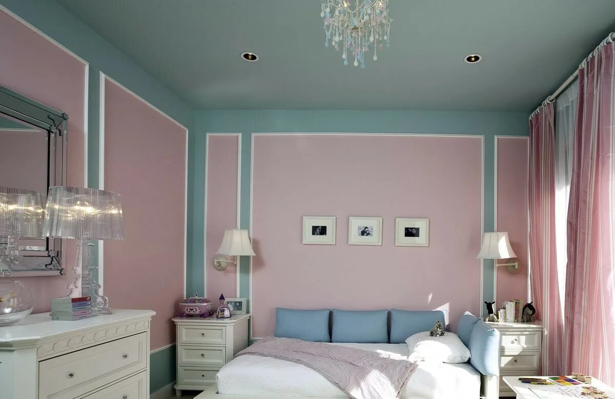 Сочетание цветов потолка. Сочетание бирюзового и розового в интерьере. Голубой и розовый в интерьере. Бирюзовый и розовый в интерьере. Спальня в розово голубых тонах.