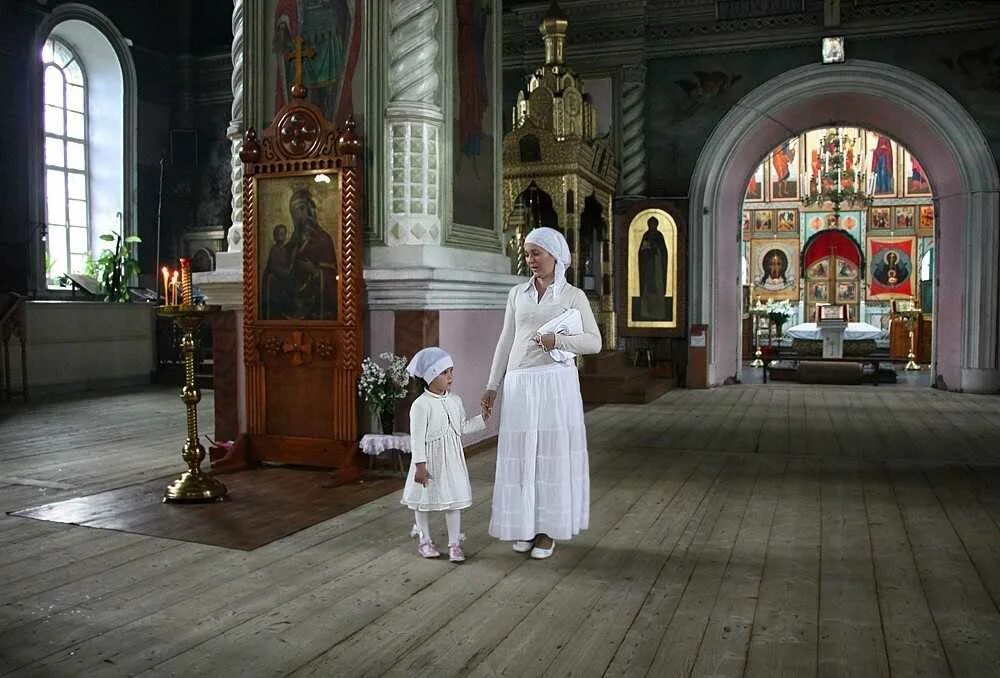 Можно ли в церковь в капюшоне. Православный храм. Фотосессия в храме. Дети в церкви. Девочка в храме.