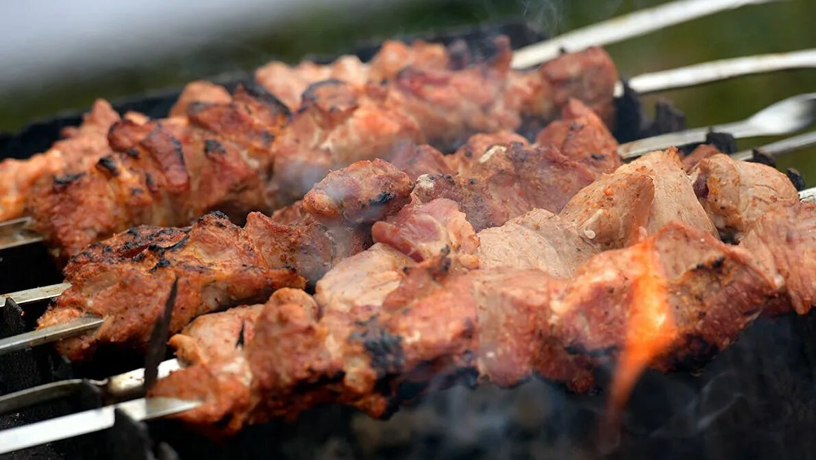 Азербайджанская кухня люля кебаб. Огромный мангал с шашлыками. Шашлыки на природе. Гриль на природе. Шашлык на огне.