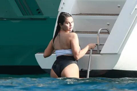 Selena gomez bikini 2007