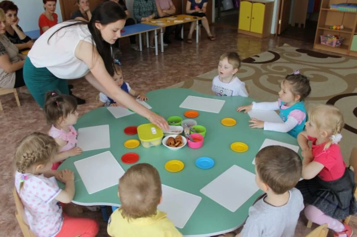 Досуги 1 младшая группа. Лепка баранки 1 младшая группа. Лепка в ясельной группе на тему бублики баранки. Лепка в младшей группе баранки и бублики. Лепка бублики баранки 1 младшая группа.