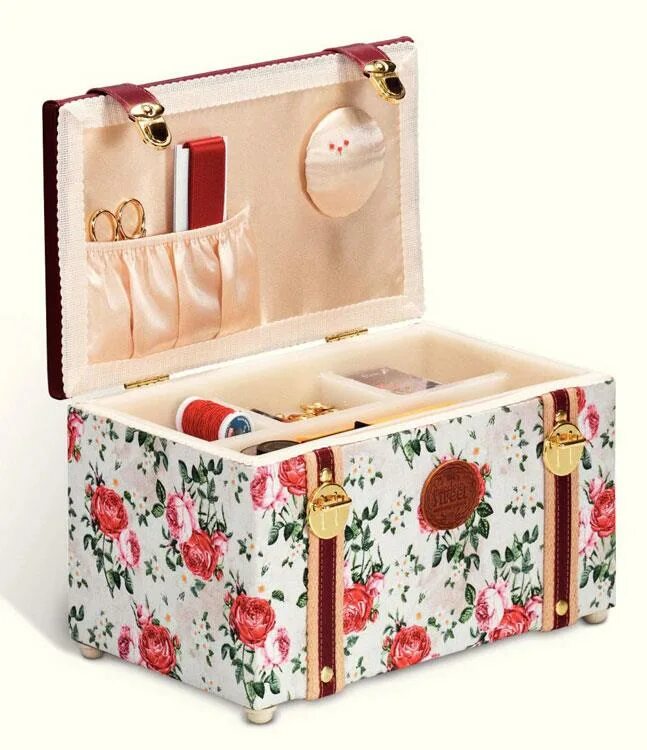 корзина для рукоделия. набор для рукоделия. принадлежности швеи. шкатулка для рукоделия. материалы для рукоделия и поделок.