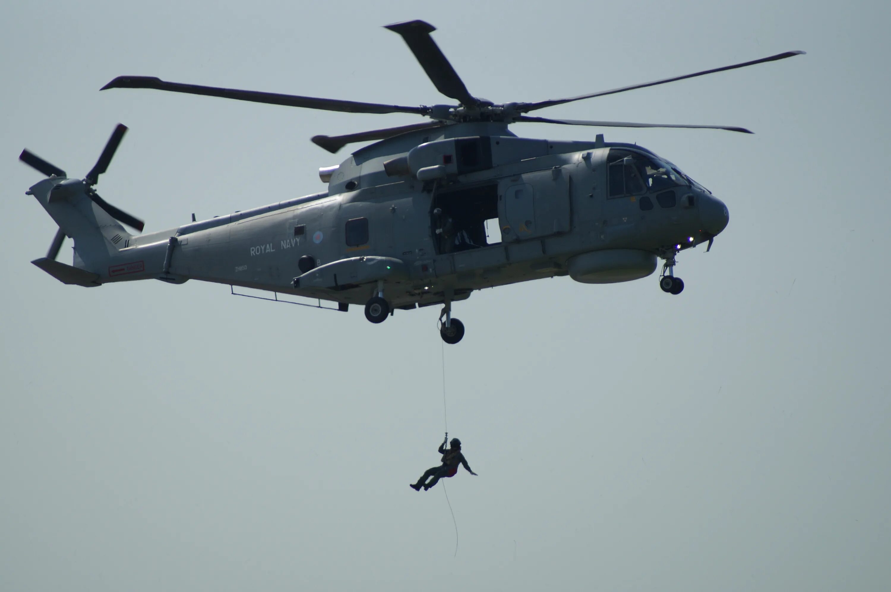 Вертолет самолет человек. ЛПГ 300 вертолетная лебедка. Вертолет с веревкой. Спасательный вертолет с лебедкой. Изображение американского вертолета.