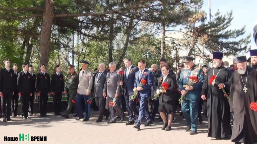 Возложение цветов к памятнику. Почетный караул у памятника. Возложение цветов в Ростове на Дону. Возложение гирлянды к памятнику 9 мая Ростов на Дону.