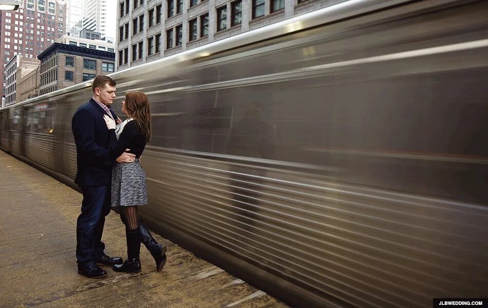 Уезжать обнять. Парень и девушка на вокзале. Встреча влюбленных. Вокзал для двоих. Встреча на вокзале влюбленных.