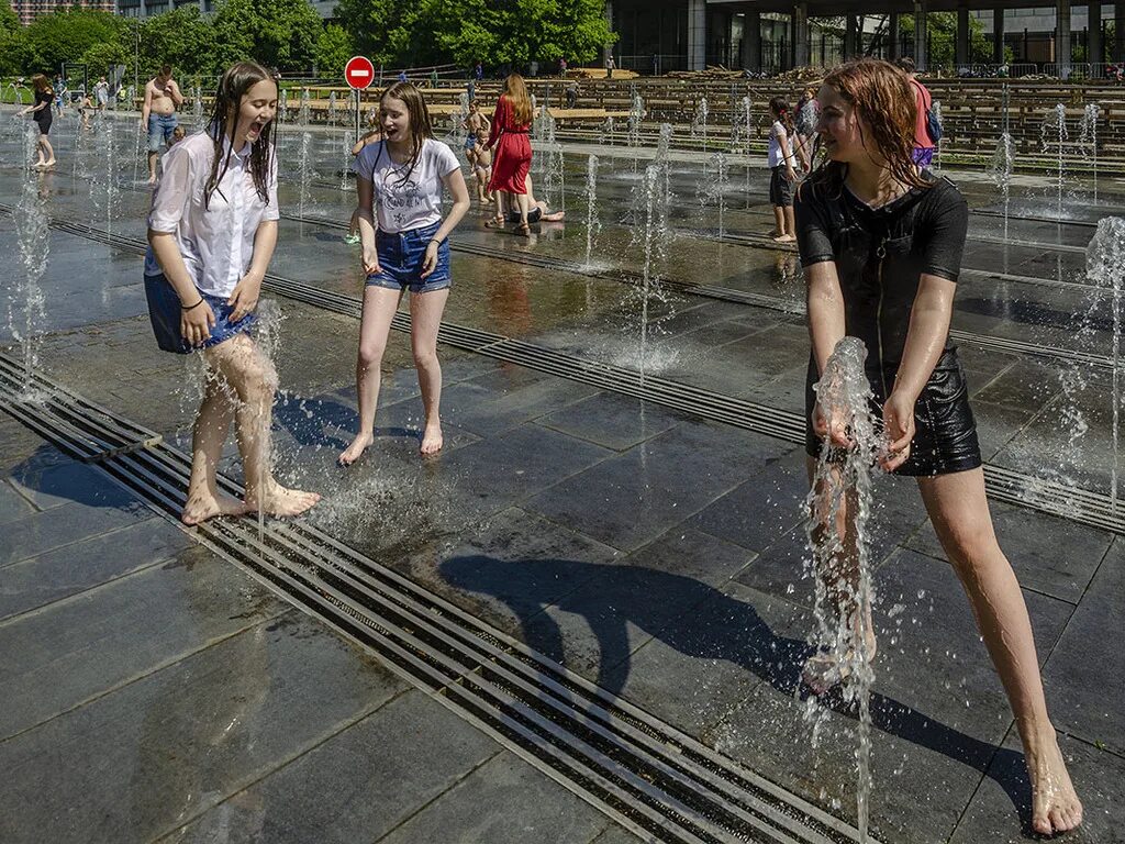 Мокрое платье. Промокнуть в соответствующей форме. Промокнуть в соответствующей форме. Мокрое платье в фонтане. Девушка под дождем без зонта.