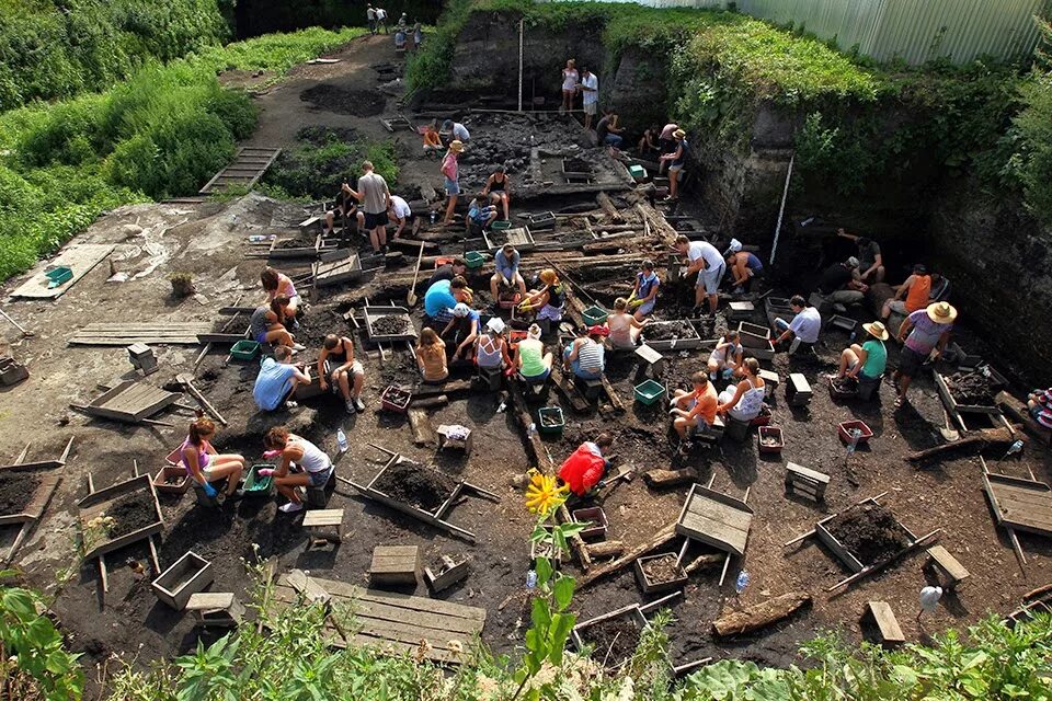 раскопки в калужской области. раскопки великий новгород находки. раскопки в новгороде. троицкий раскоп в великом новгороде находки. раскопки института археологии в великом новгороде.