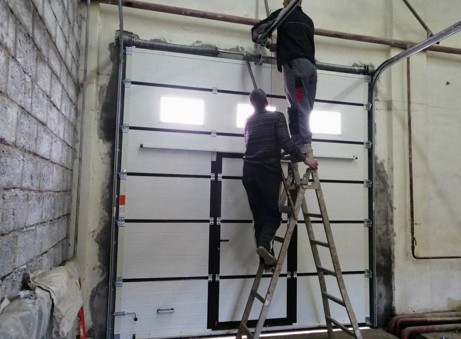 монтажник ворот. монтажник автоматических ворот. монтажники рольставен. монтажник гаражных ворот. монтажник натяжных потолков.