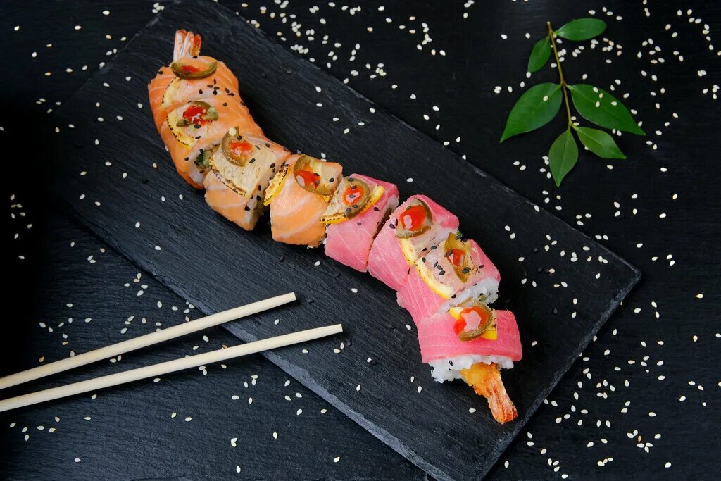 Угорь дракон суши. Семга сочи суши. Ролл с копченым лососем. Семга суши сочи. Семга сочи суши.