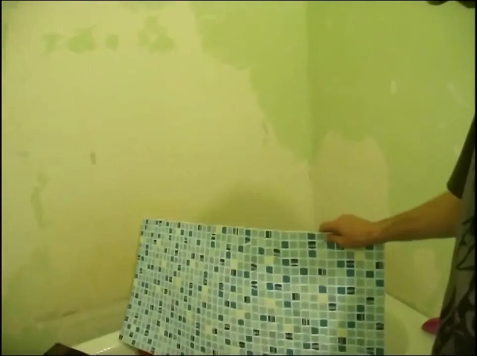 Бордюрная лента для ванны с уголками. Пластиковые панели на клей к стене. Как приклеить пластиковые панели в ванну. На что клеить пластиковые панели в ванной к стене. Жидкие гвозди для панелей.