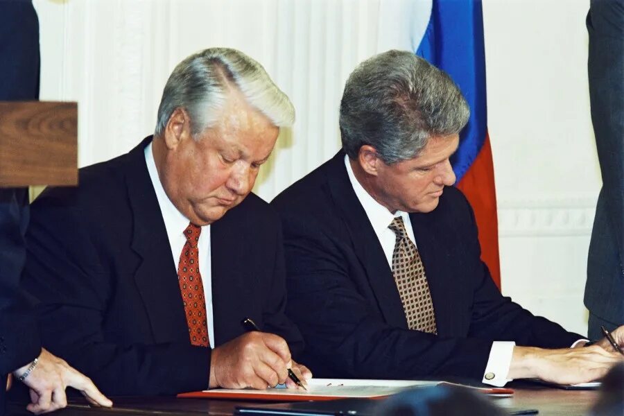 Подписанный договор ельцин. Ельцин 1990. Ельцин и Кучма 1995.