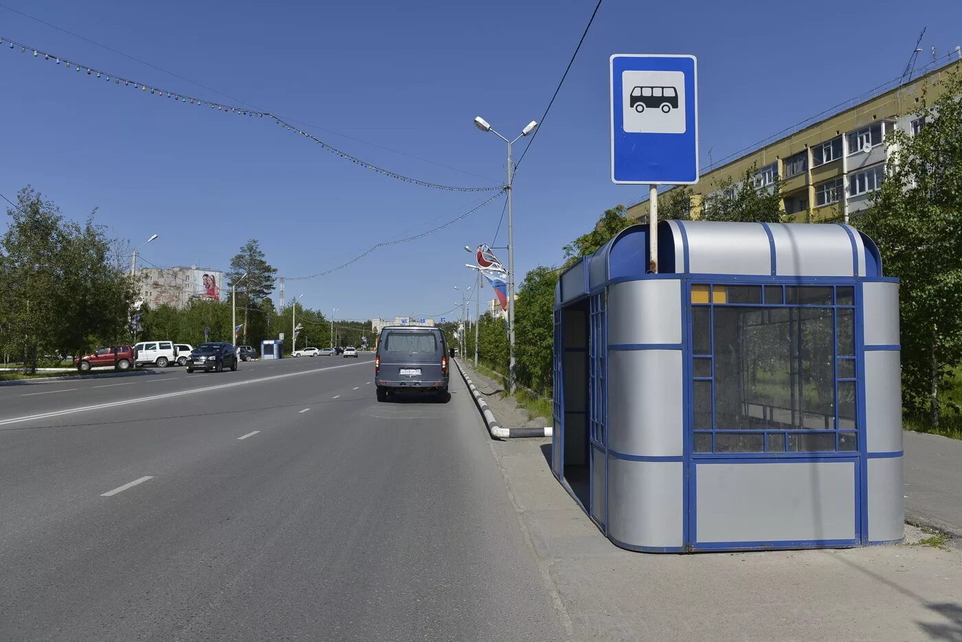 Остановка общественного транспорта в городе. Остановка. Остановка общественного транспорта. Остановка общественного траспорта. Современные остановки общественного транспорта.