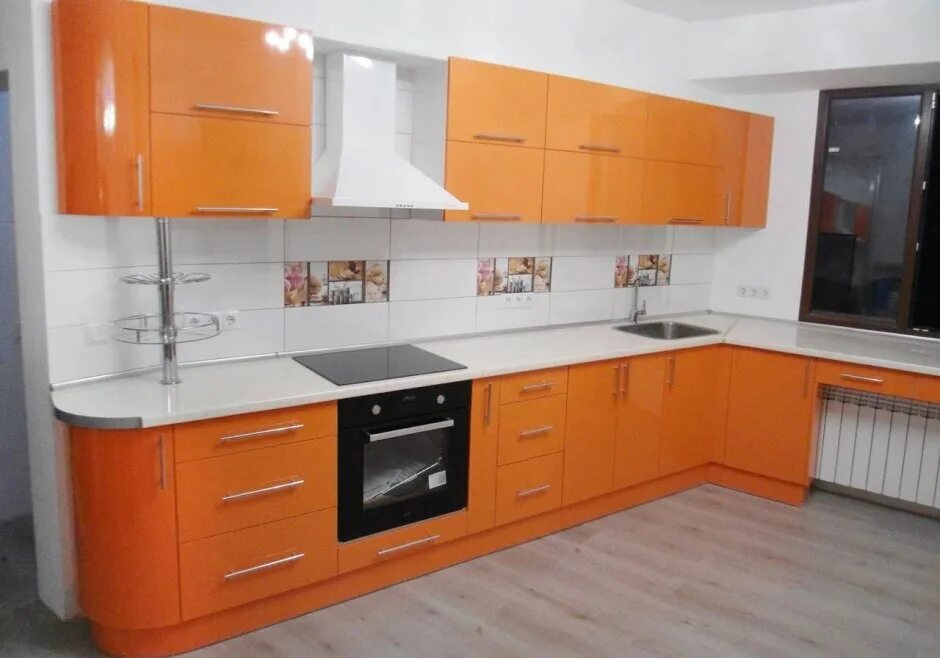 Кухни оранжевая столешница. Оранжевая кухня. Кухня с оранжевыми фасадами. Кухня оранжевая с белым. Белая кухня с оранжевой столешницей.