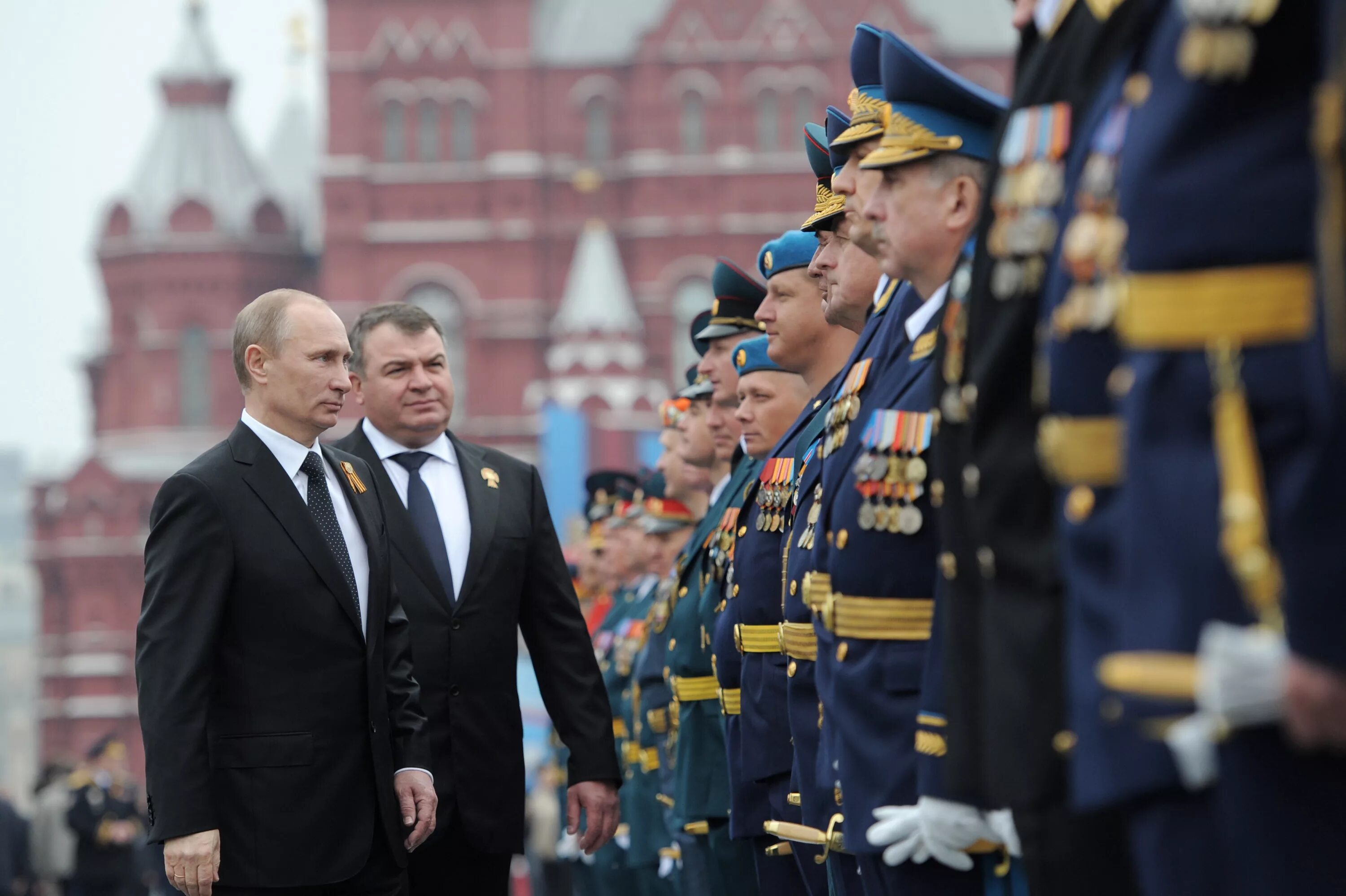 Министр обороны РФ Сердюков на параде. Сердюков министр обороны на параде 9 мая. The first president of russia