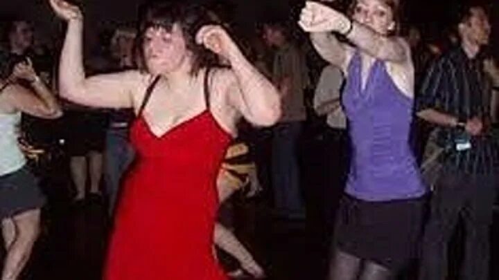 Девушки танцуют на столе в клубе. Ночной клуб пьяные девушки. Ночной клуб пьяные девушки. Пьяные девушки в клубе. Кореянки в ночном клубе.