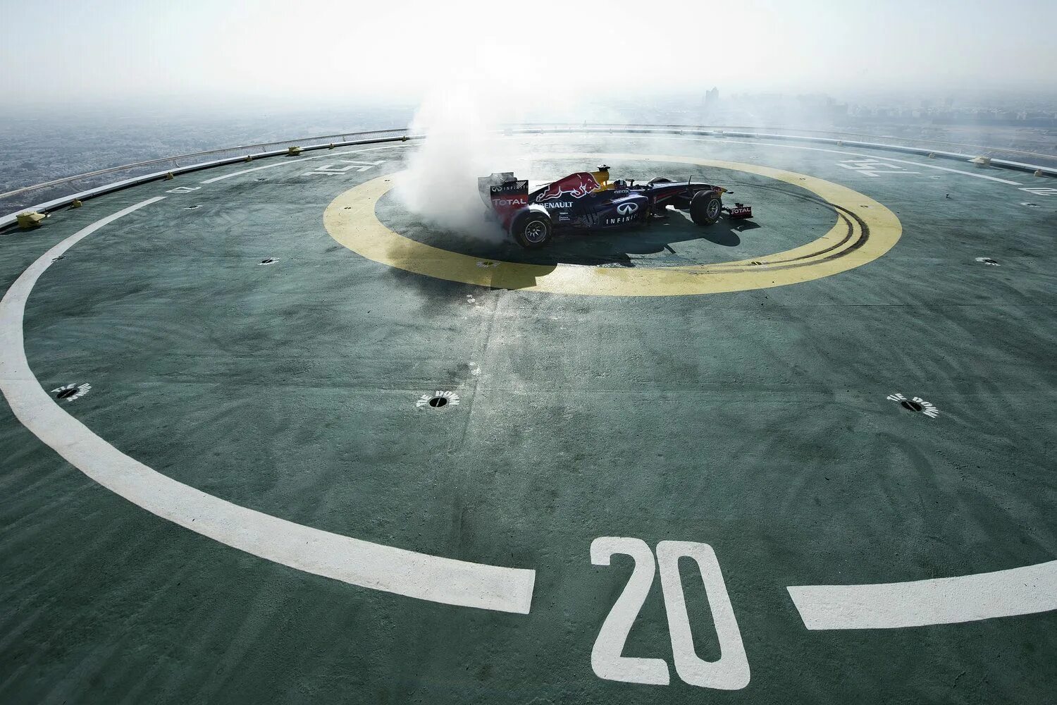 На высоте двухсот метров. Бурдж Аль араб вертолетная площадка. Дубайский дрифт. Формула 1 Дубай. Гонки над землей.