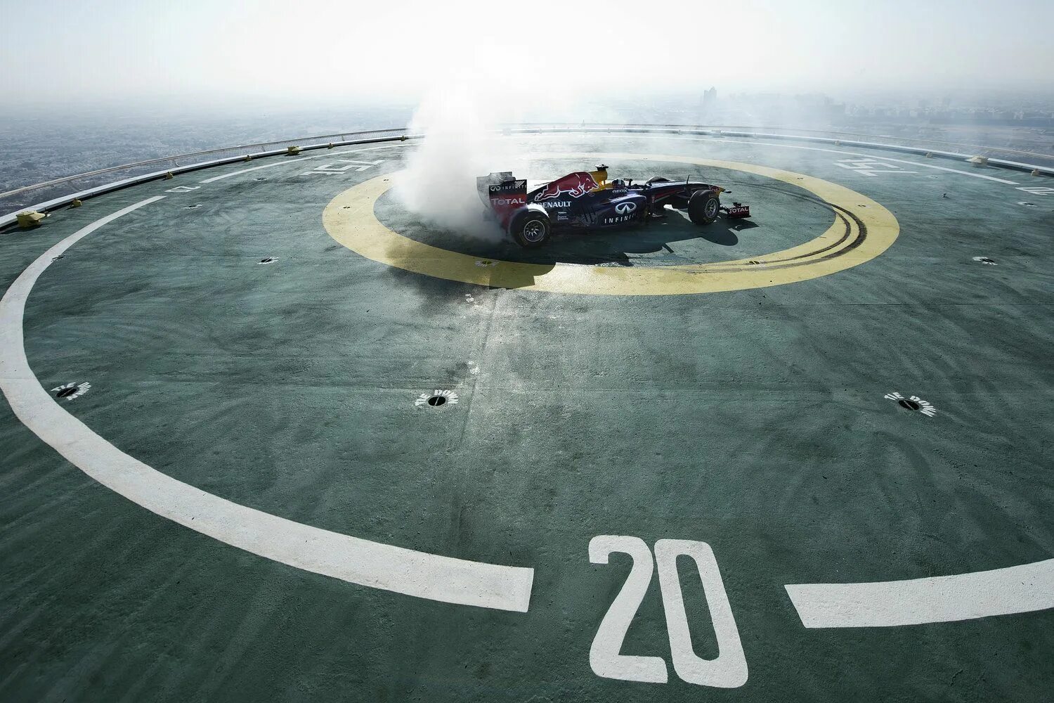Машина у825эр. 200 метров на машине. Трасса м 10 санкт-петербург тверь. Adm raceway боксы. Трасса м11 москва санкт-петербург.