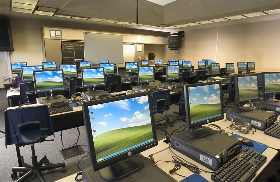 Компьютерная техника в школах. Много компьютеров. Компьютерный парк. Компьютерный класс. Компьютер в учреждениях.