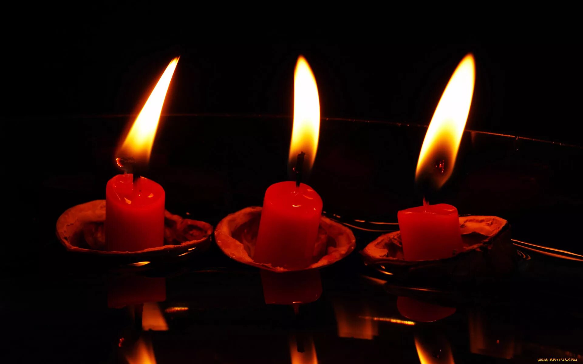 Романтические свечи. Горящие свечи. Красивые свечи. Три свечи. Горят три свечи