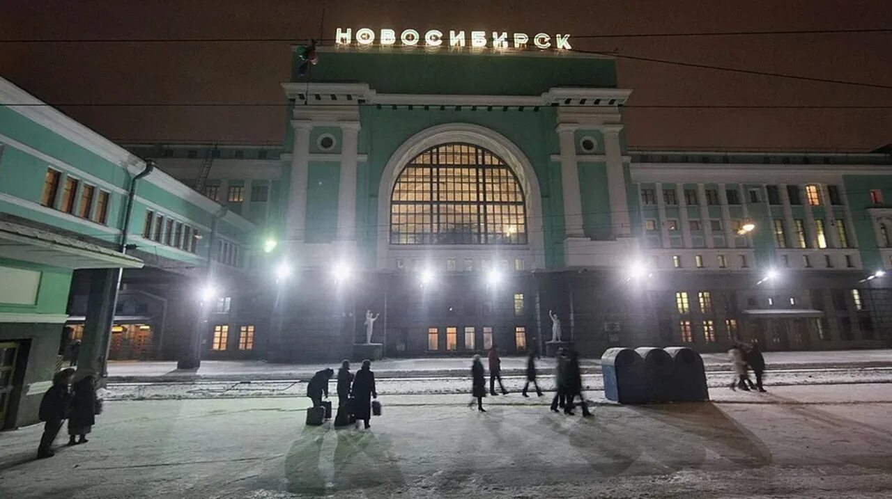 Ночной вокзал Новосибирск главный. Вокзал Новосибирск главный зимой. ЖД вокзал Новосибирск зима. Новосибирский главный вокзал главный Новосибирск.