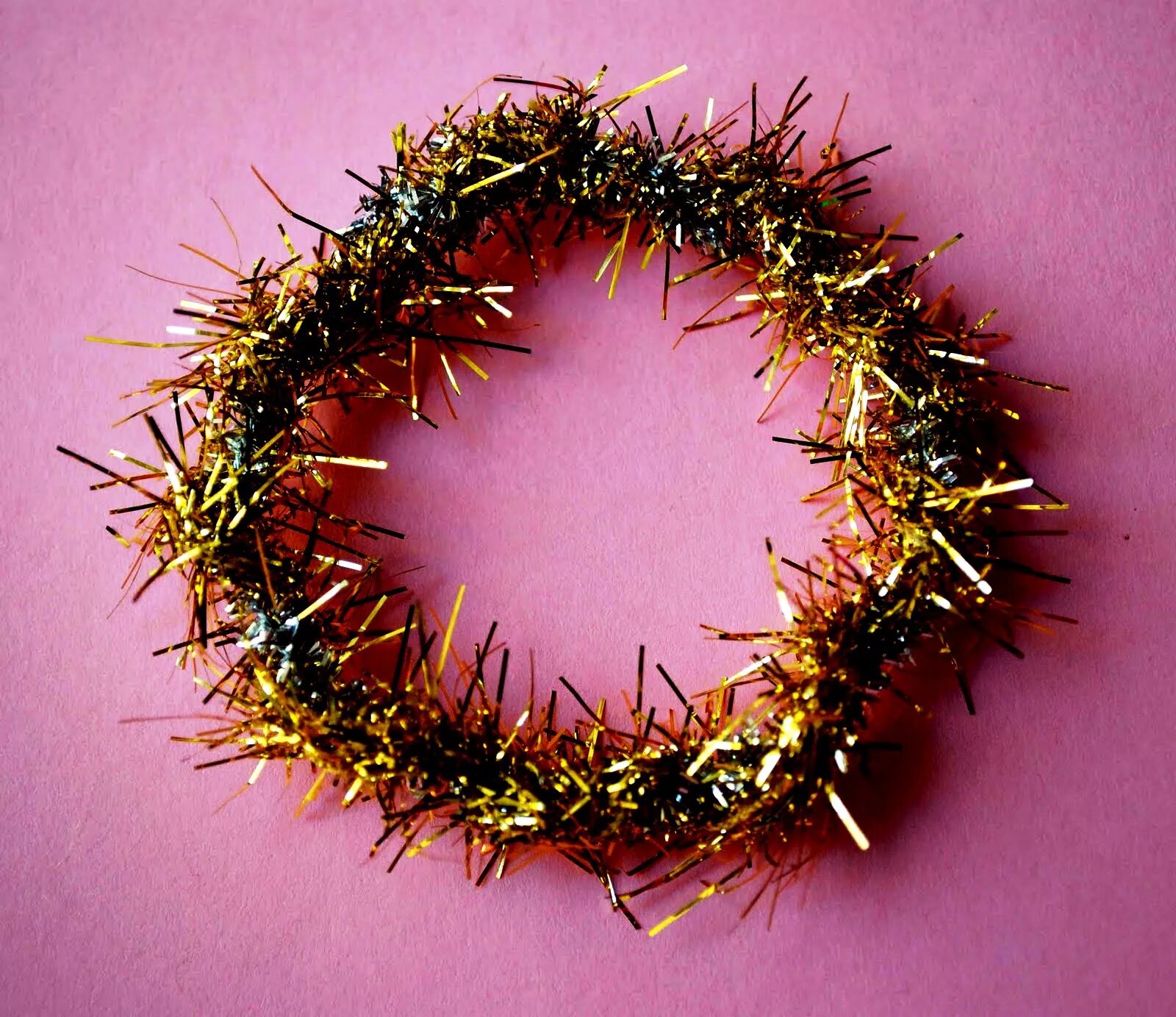 новогодняя игрушка своими руками из мишуры. новогодние украшения из мишуры. украшения из мишуры своими руками. какие украшения можно сделать из мишуры. новогодние игрушки из мишуры.