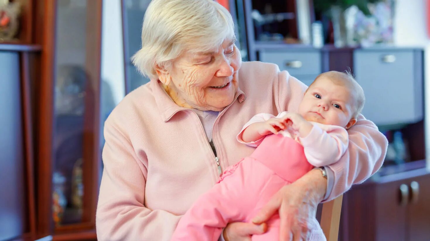 бабушка с внуками. бабушка с внуками на лавочке. бабушка и внук. бабушка и дедушка на скмей. бабушка обнимает внуков.