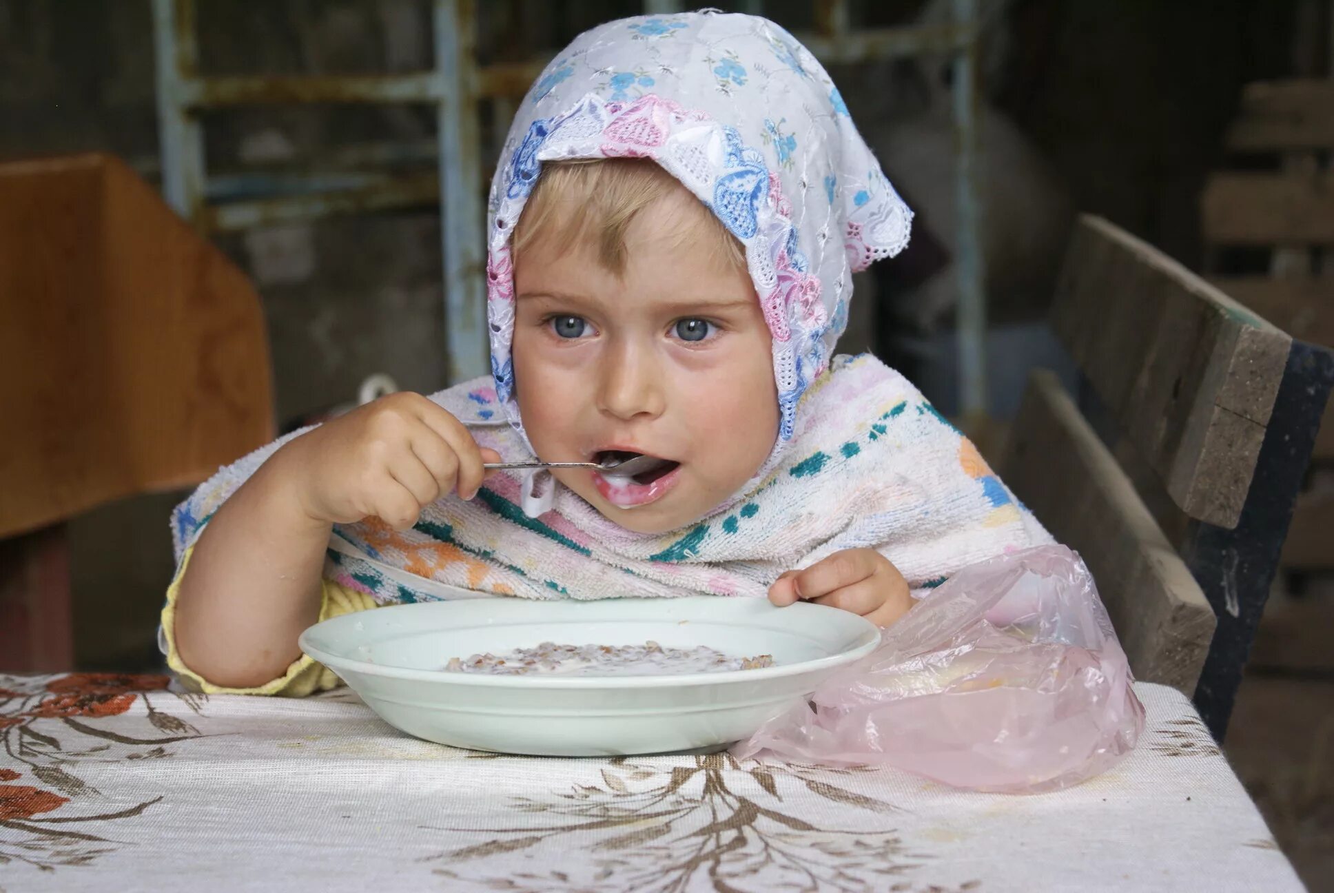 Русские каши. Ребенок ест кашу. Девочка ест кашу. Каша картина для детей. Народ кашу