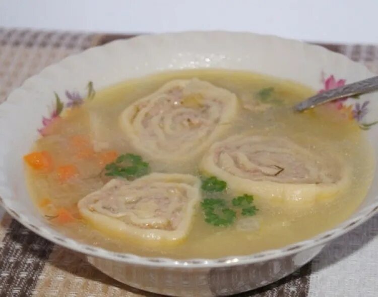 Суп с квадратными кусками теста. Суп с тестом. Бульон с тестом. Суп с тестом как называется. Суп с пельменями.