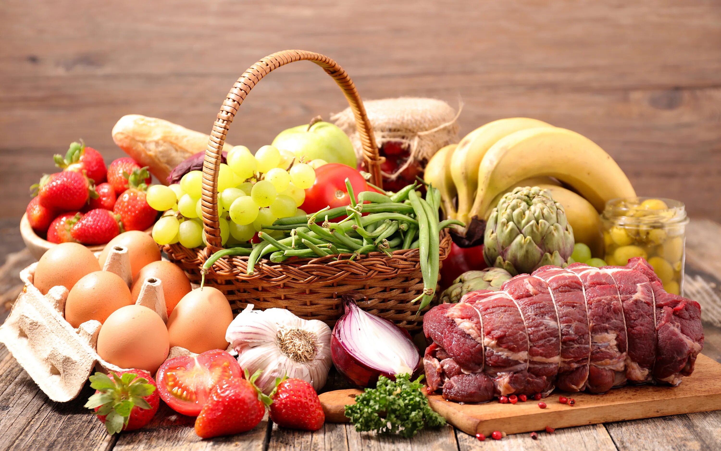Изобилие еды. Корзина с едой. Продукты питания. Корзинка с овощами. Корзинка с продуктами.