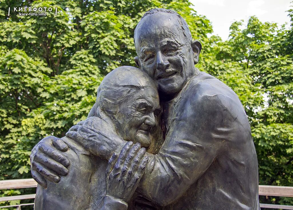 Памятник Мокрине и Луиджи в Киеве. Луиджи Педутто. Мокрина Юрзук. Памятник Луиджи и Мокрине в Италии.