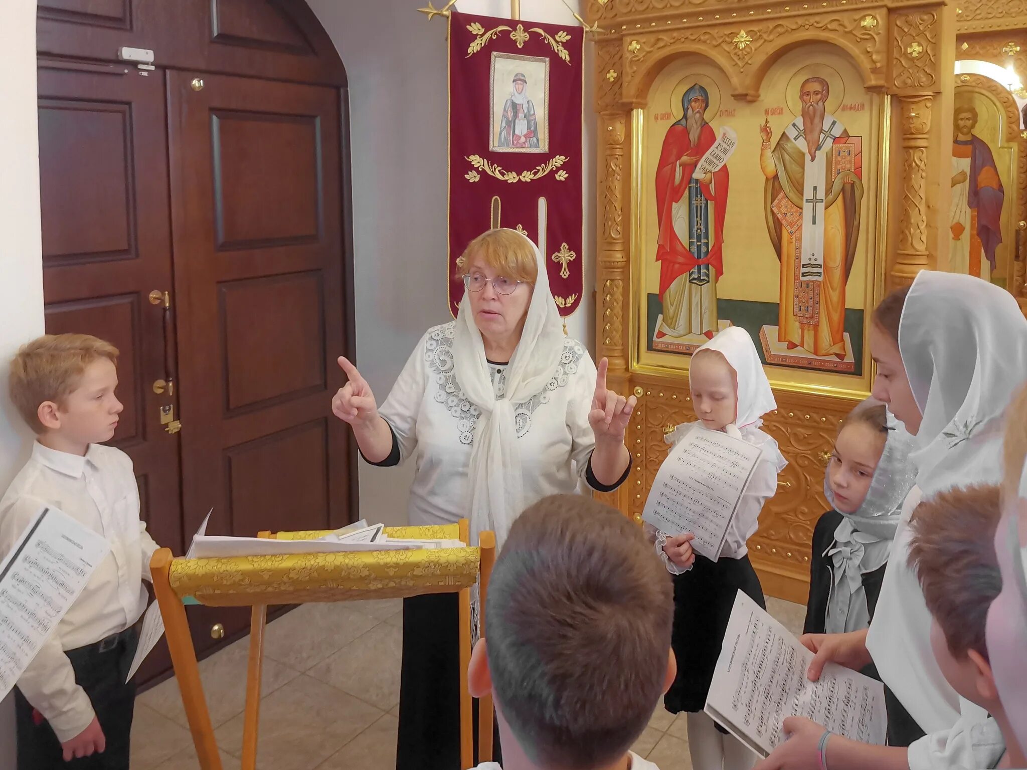 Службы храм ольги. Воскресная школа в богоявленском соборе ногинска. Икона святой в камилавке. Храм святой княгини ольги луганской епархии в красном луче. Храм святой княгини ольги луганской епархии в красном луче.